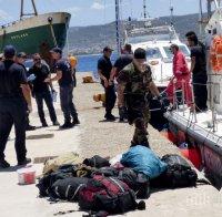 НАШЕСТВИЕ: Нелегални мигранти щурмуват Гърция
