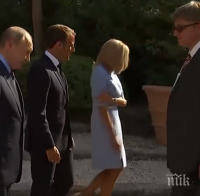 Макрон причини болка на жена си пред очите на Путин и журналисти (ВИДЕО)