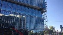 Плоскост от новострояща се сграда падна върху човек в София
