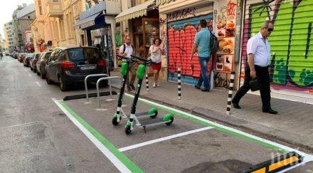 пик фалстарт първия ден млад шофьор паркира зеленото тротинетки наем снимка