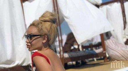 жега плажа чужденци лепят българката големите бомби снимки