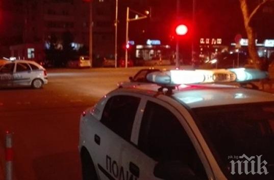 АД НА ПЪТЯ: Тежка катастрофа блокира оживено кръстовище в центъра на Бургас (СНИМКИ)