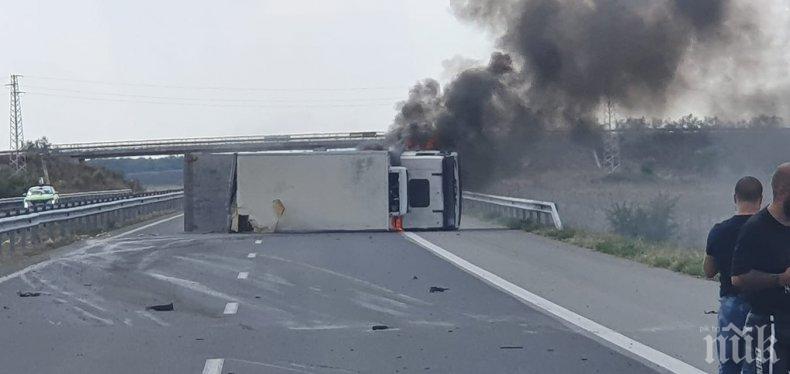 Полицията издирва нарушителите, карали в насрещното на Тракия след обръщането на ТИР