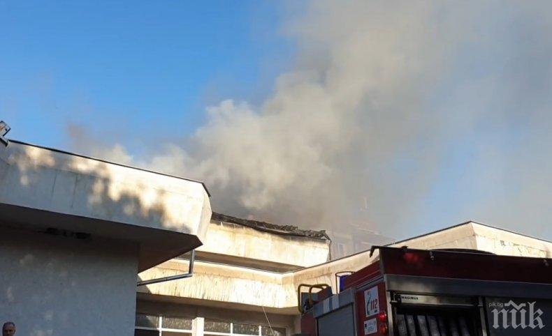 Изгорял е покривът на оздравителния комплекс в Павел баня (СНИМКИ/ВИДЕО)