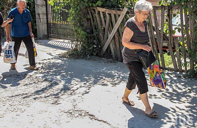 Септични ями, счупени улици, дупки, мръсотия и наводнения тормозят тузарски квартал в Пловдив