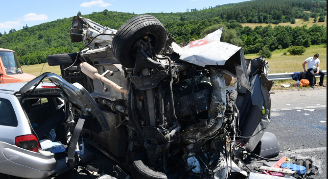 КРЪВ НА ПЪТЯ:  Семейство загина при тежка катастрофа край Златарица