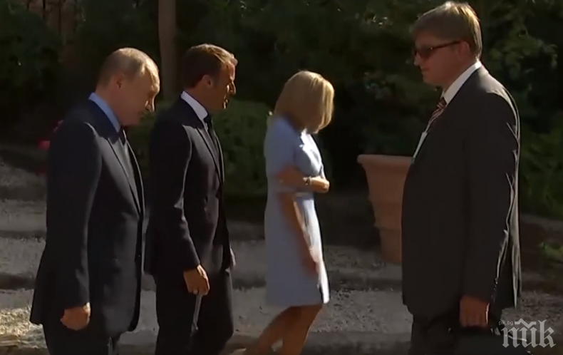 Макрон причини болка на жена си пред очите на Путин и журналисти (ВИДЕО)