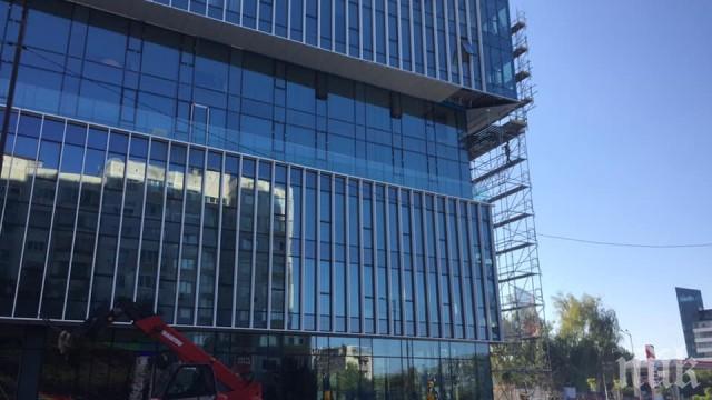 Плоскост от новострояща се сграда падна върху човек в София