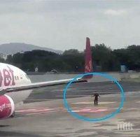 Индиец спря самолет, тичайки по пистата 