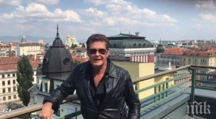 дейвид хаселхоф спасители плажа раздава тениски лика софия