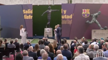 издигнаха статуя легендарния йохан кройф камп ноу