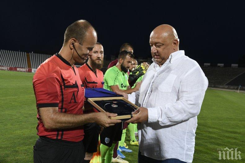 Министър Кралев награди Николай Йорданов за рекордния му мач №255 в елита на българския футбол