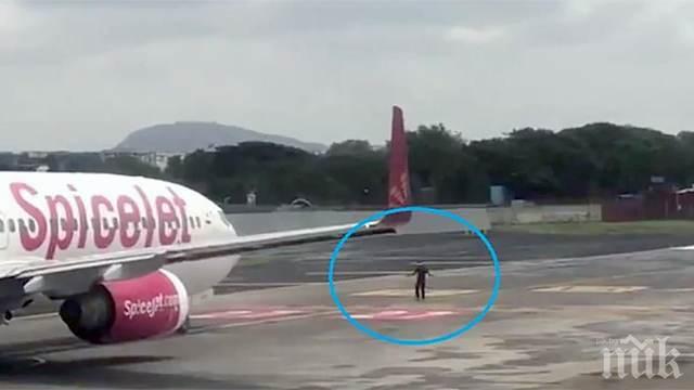 Индиец спря самолет, тичайки по пистата 