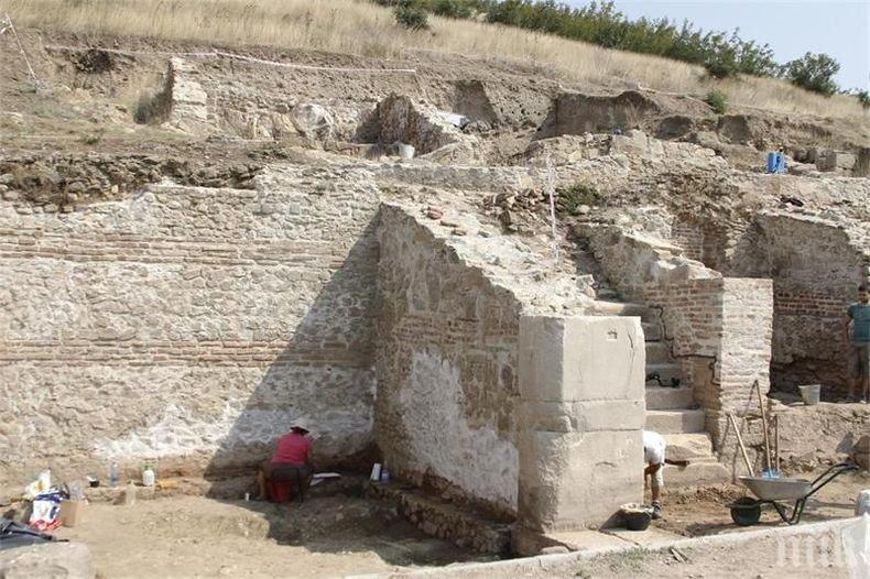 НАХОДКИ: Уникална стена и две скулптури откриха археолозите в Хераклея Синтика