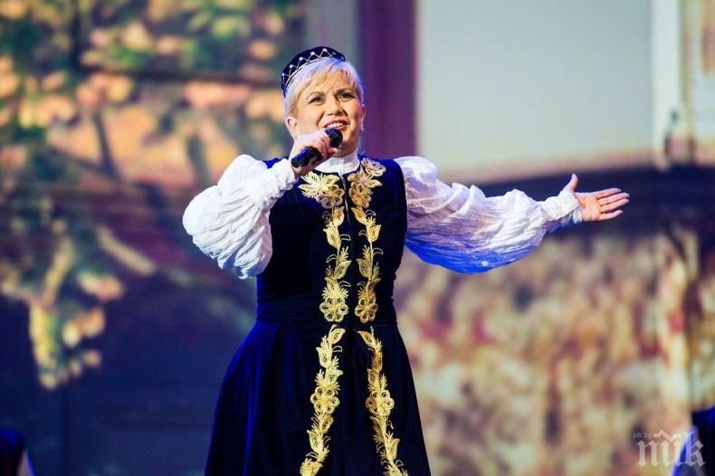 Пиринският славей Николина Чакърдъкова е на седмото небе от щастие.
