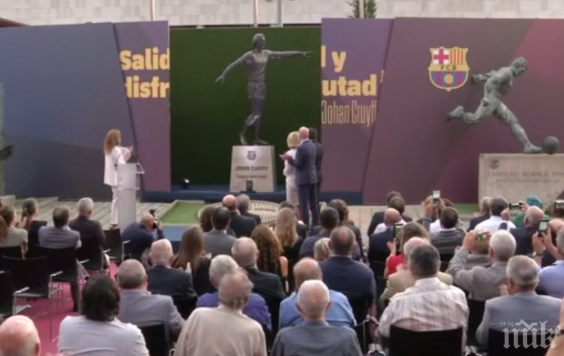 Издигнаха статуя на легендарния Йохан Кройф пред Камп Ноу