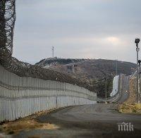 САЩ издигат нови заграждения по границата с Мексико