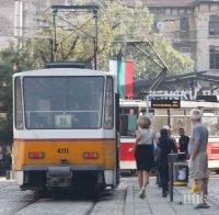 СНИМКАТА НА СНИМКИТЕ! Мая Манолова бяга от Ива Николова, мята се на трамвай
