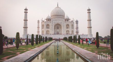 туристи вече разглеждат тадж махал лунна светлина
