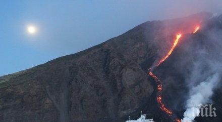 вулканът остров стромболи събуди отново