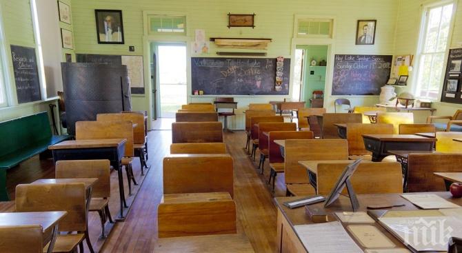 Скандал тресе училище в Бургас: Родители скочиха на директора - заставял две учителки да излязат в пенсия