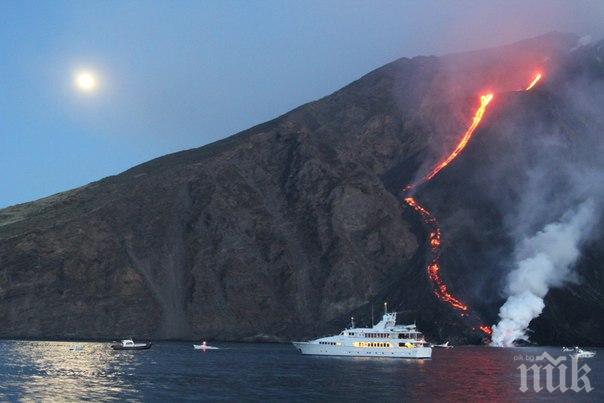 Вулканът на остров Стромболи се събуди отново