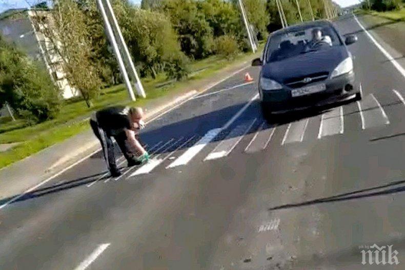 Пенсионер си нарисува „зебра“, за да ходи за хляб