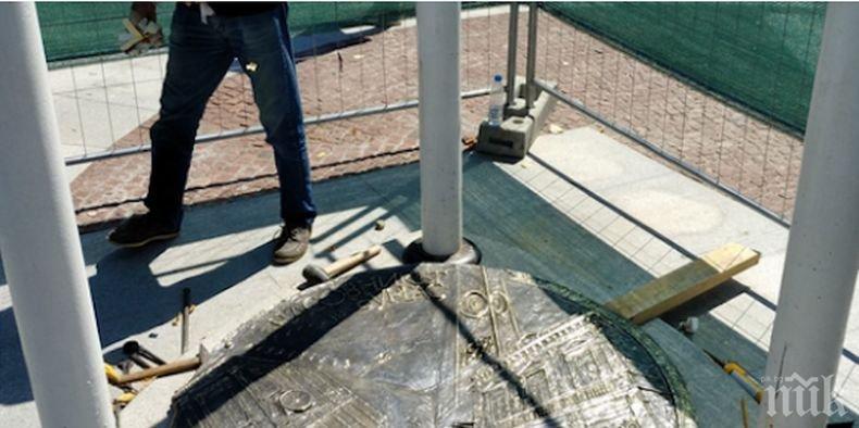 Монтираха бронзова пластика, която разказва на туристите в Бургас историята на култовото място за срещи при Часовника (СНИМКИ)