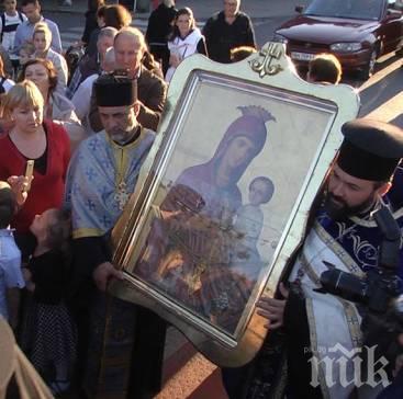 Две чудотворни икони на св. Богородица пристигат в Старозагорска епархия за именния ден на митрополита