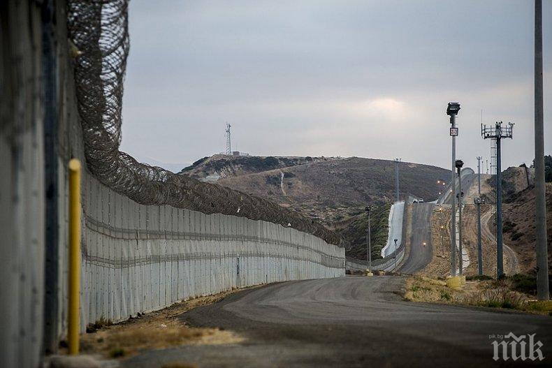 САЩ издигат нови заграждения по границата с Мексико