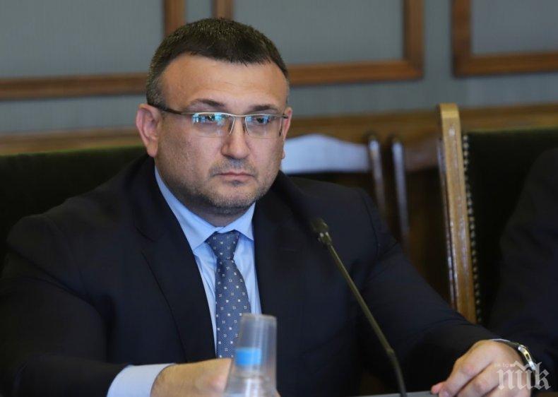 Вътрешният министър с горещ коментар за операцията срещу телефонните измамници в Левски