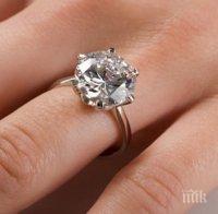 Жена открадна диамантен пръстен, след като замени с евтин
