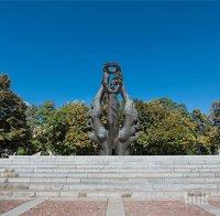 ГРОЗНА ГАВРА: Среднощен ваднализъм с луксозни джипове на Паметника на Съединението в Пловдив (СНИМКИ)