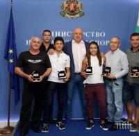 Министър Кралев награди бронзовите медалисти от Световни първенства по борба Едмонд Назарян и Сезен Белберова 