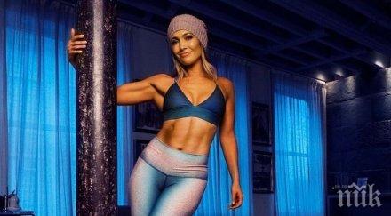 заради новата роля месеца джей пътува света преносим пилон стриптийз гореща снимка