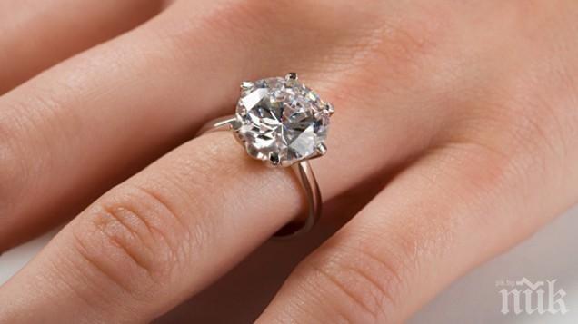 Жена открадна диамантен пръстен, след като замени с евтин