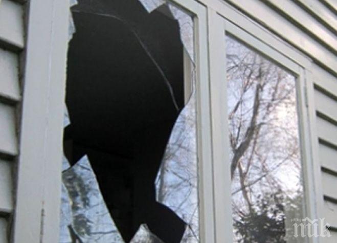 71-годишен разбойник счупи с камък прозорците на къща