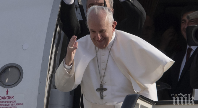 Папата пристигна в Мозамбик