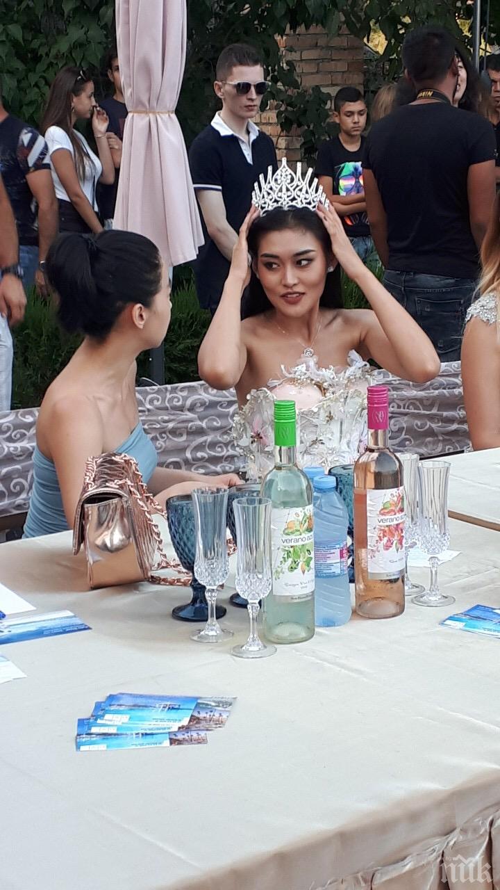 „Мис Китай“ 2019 пръска сексапил по родното Черноморие, много хареса българското вино (СНИМКИ)