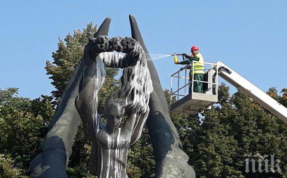 ПРЕДПРАЗНИЧНО: Измиха с два тона вода и 10 литра шампоан паметника на Съединението