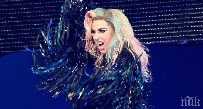 Лейди Гага се изфука с новото си гадже на музикален фестивал