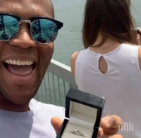 Мрежата се умили от този младеж, снимал цял месец годежния пръстен на любимата си (СНИМКИ)