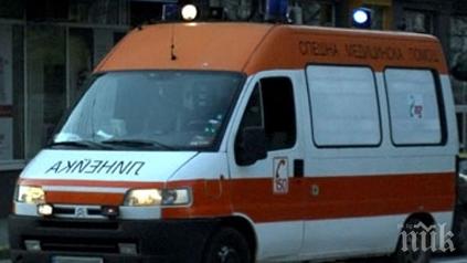 Автобус се заби в светофар до голям мол в Бургас, на шофьора му причерняло