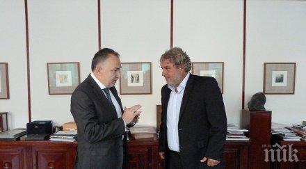 Банов дава Белия двор в Карлово на общината