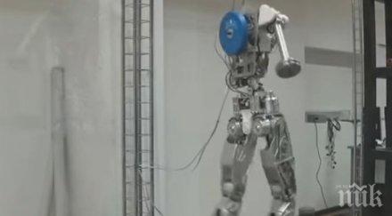 роботът фьодор завърна земята