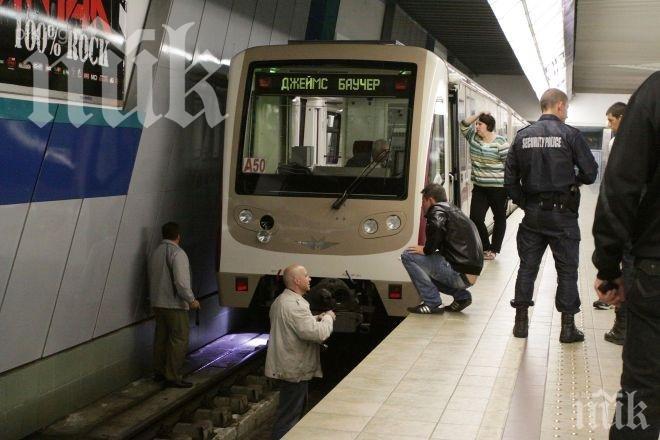ОТ ПОСЛЕДНИТЕ МИНУТИ: Спряха метрото заради паднал на релсите човек