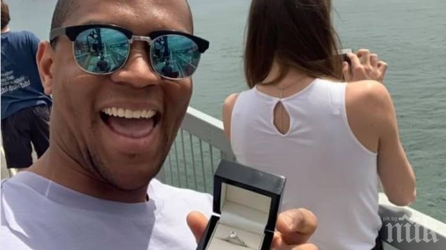 Мрежата се умили от този младеж, снимал цял месец годежния пръстен на любимата си (СНИМКИ)