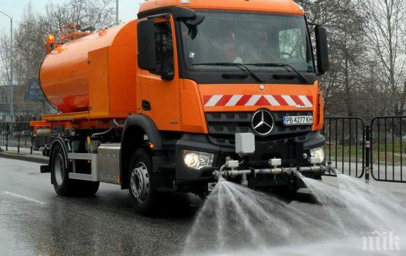 В Пловдив продължава миенето на улици