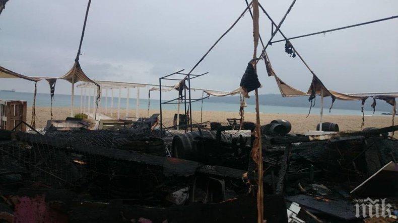 Изгоря  бийч бар на „Елените”