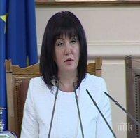 Караянчева пристигна в Брюксел за откриване на изложба „140 години български парламент“
